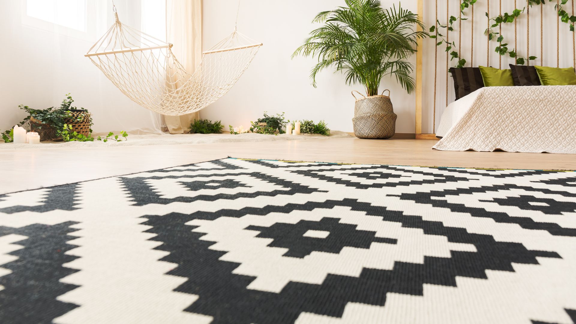 Tappeto contemporaneo moderno bianco con decorazioni geometriche astratte nere per esterno
